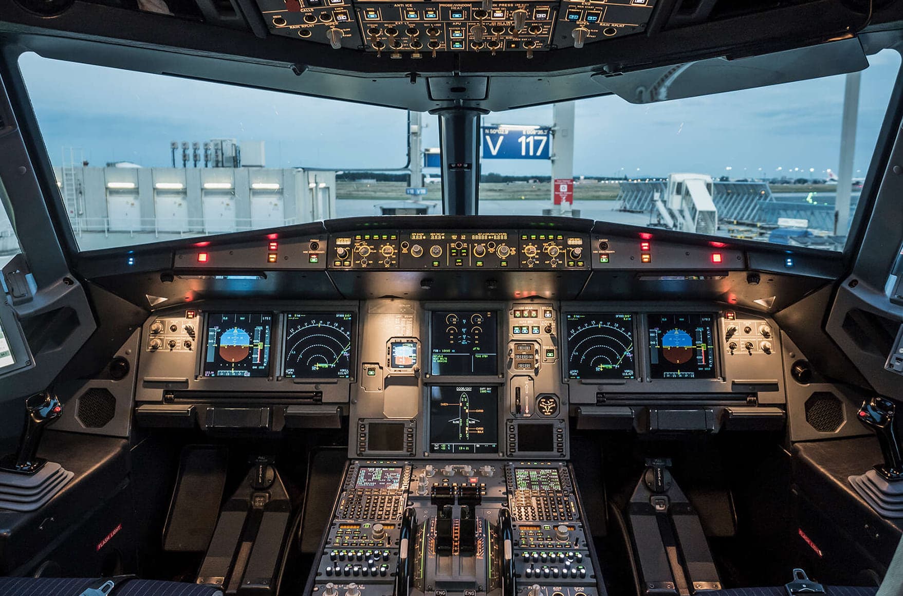 Cabina de mando de una aeronave comercial con la instrumentación encendida