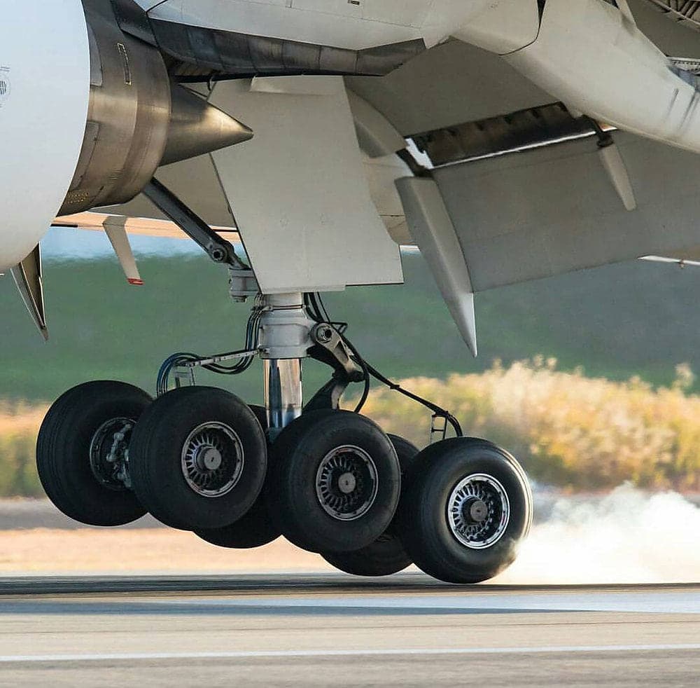 Tren de aterrizaje principal de una aeronave en el momento de la toma de pista