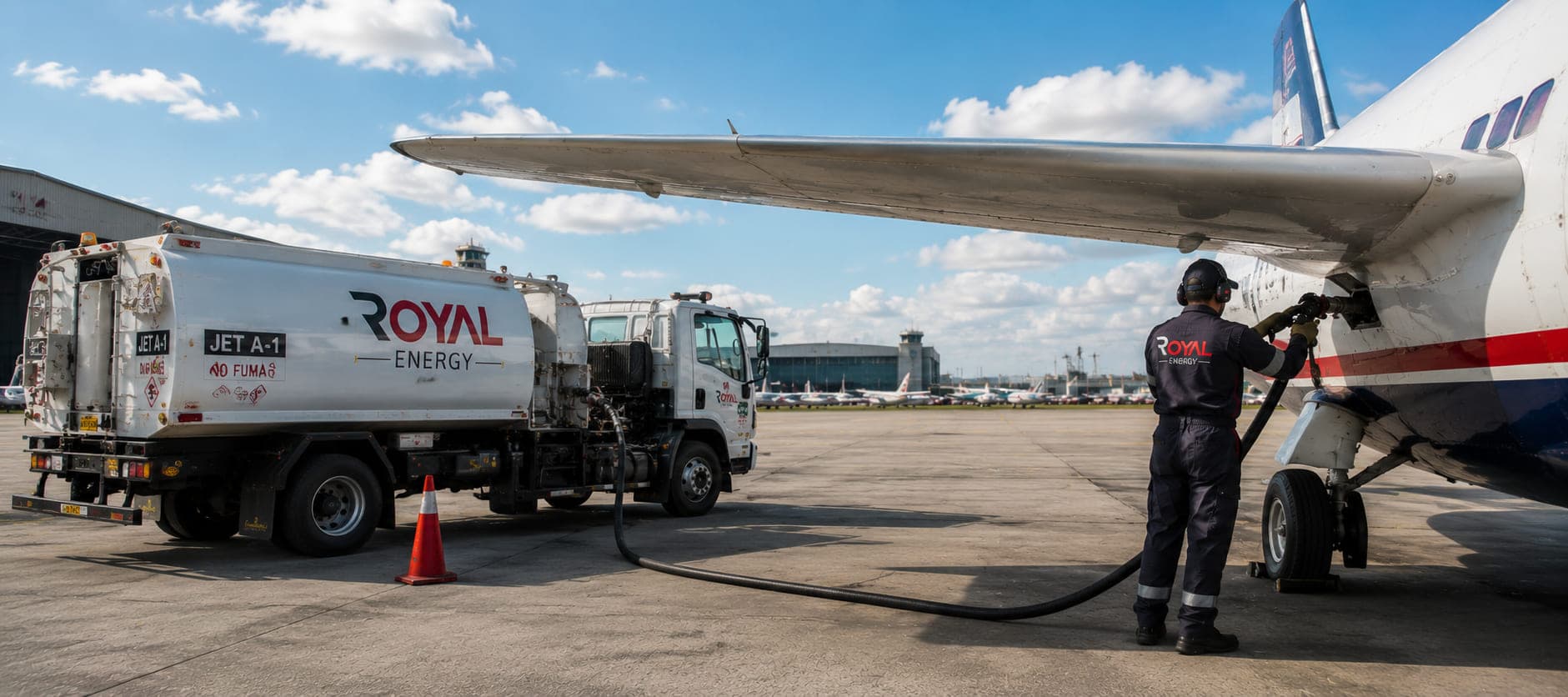 Camión abastecedor de JET A-1 de Royal Energy conectado al ala de una aeronave en plataforma
